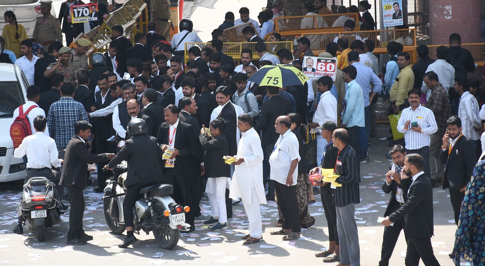 मतदान के लिए जुटे अधिवक्ता। मतदान के लिए जुटे अधिवक्ता।