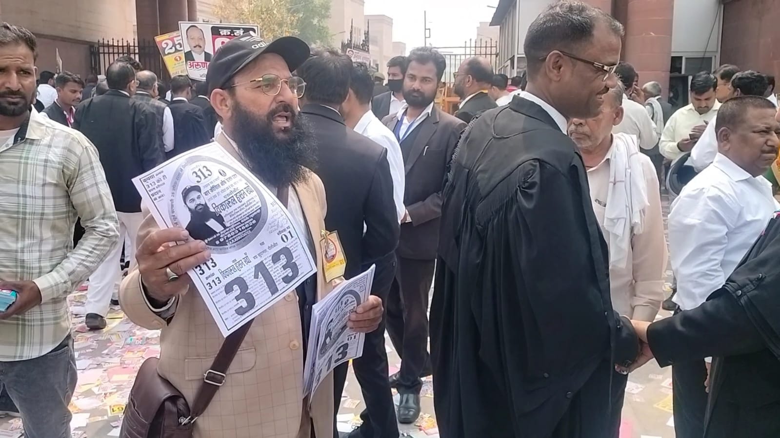 मतदान के लिए जुटे अधिवक्ता। मतदान के लिए जुटे अधिवक्ता।
