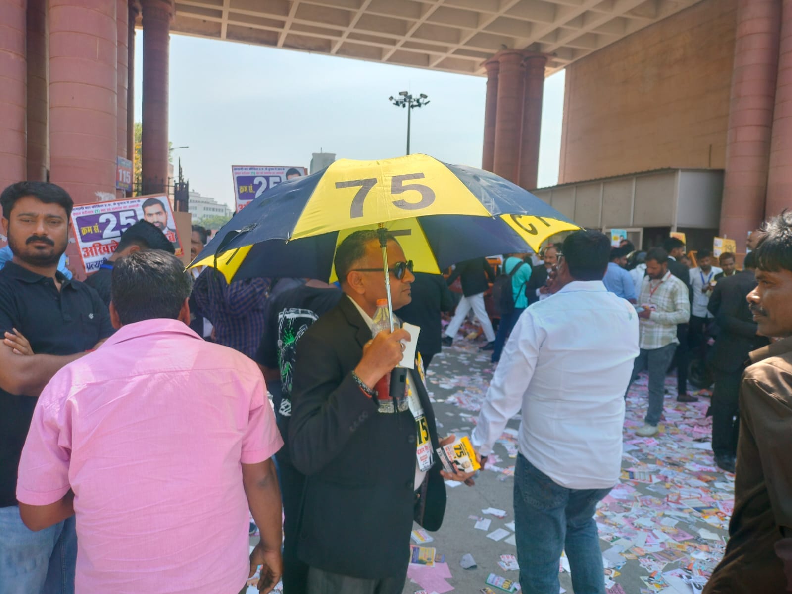 मतदान के लिए जुटे अधिवक्ता। मतदान के लिए जुटे अधिवक्ता।