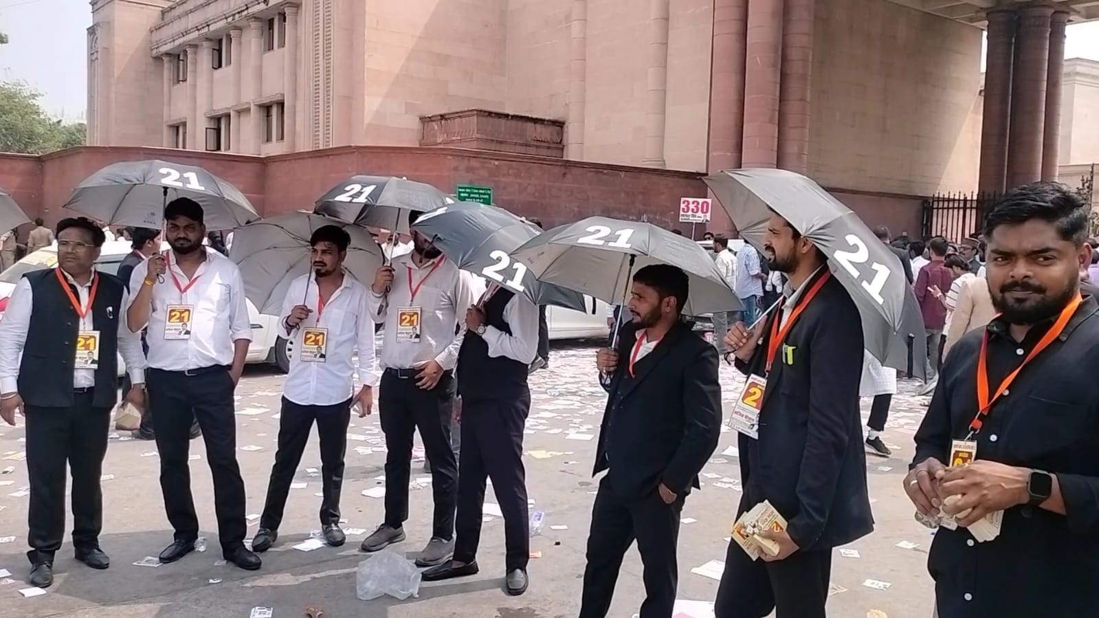 मतदान के लिए जुटे अधिवक्ता। मतदान के लिए जुटे अधिवक्ता।