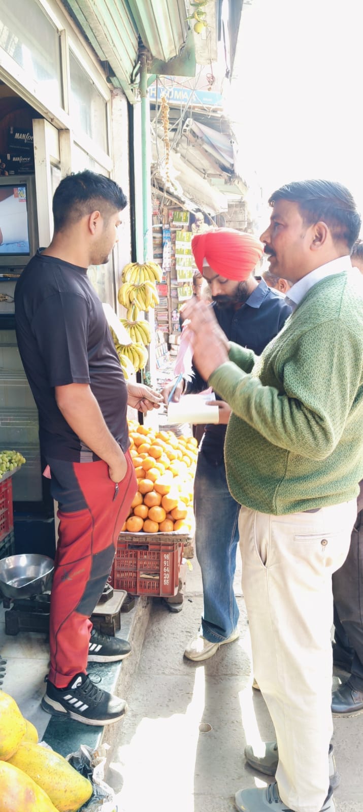 नगर निगम के वार्ड तीन में सफाई करते हुए कर्मचारी। संवाद