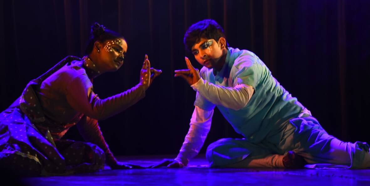 नाटक नृत्य के मंचन में गूंजी मौन की मुखर अभिव्यक्ति नाटक नृत्य के मंचन में गूंजी मौन की मुखर अभिव्यक्ति