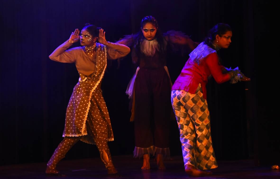 नाटक नृत्य के मंचन में गूंजी मौन की मुखर अभिव्यक्ति नाटक नृत्य के मंचन में गूंजी मौन की मुखर अभिव्यक्ति