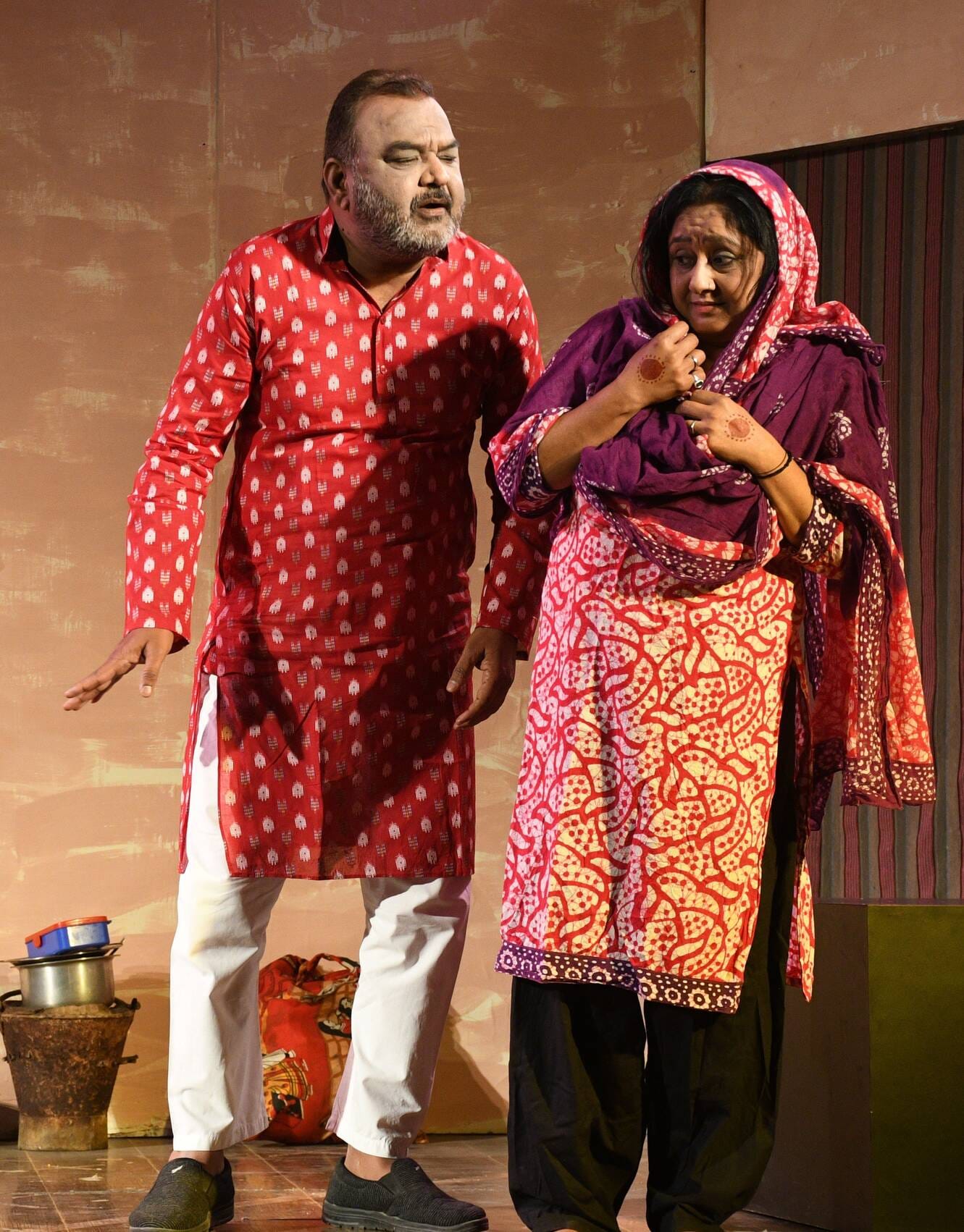 नाटक ''दो अकेली'' का मंचन किया गया। 