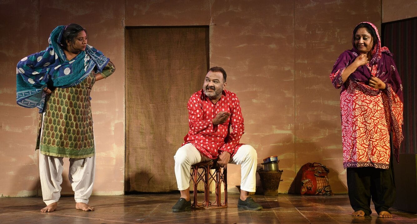 नाटक ''दो अकेली'' का मंचन किया गया। 