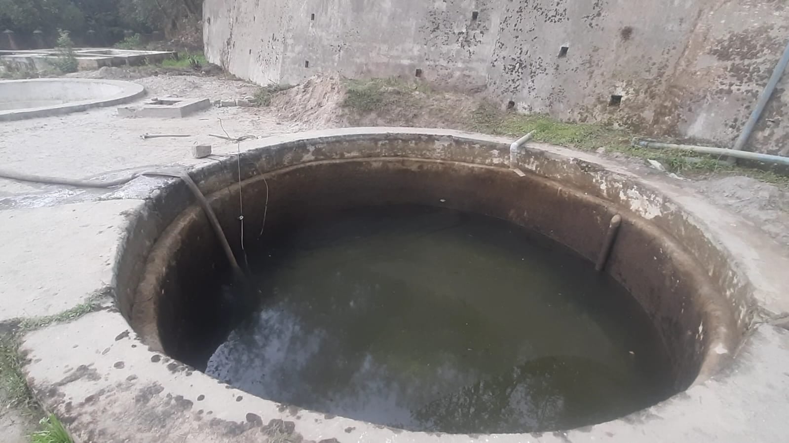 पुल निर्माण के चलते डंप हुए मलबे को हटाकर निकासी के लिए पाइप डालते मजदूर और मौके पर मौजूद अधिका पुल निर्माण के चलते डंप हुए मलबे को हटाकर निकासी के लिए पाइप डालते मजदूर और मौके पर मौजूद अधिका