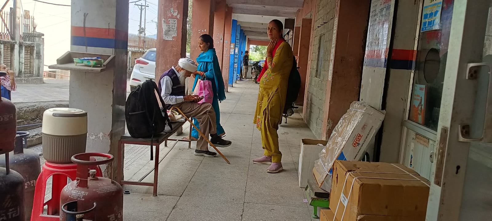 पुल निर्माण के चलते डंप हुए मलबे को हटाकर निकासी के लिए पाइप डालते मजदूर और मौके पर मौजूद अधिका पुल निर्माण के चलते डंप हुए मलबे को हटाकर निकासी के लिए पाइप डालते मजदूर और मौके पर मौजूद अधिका