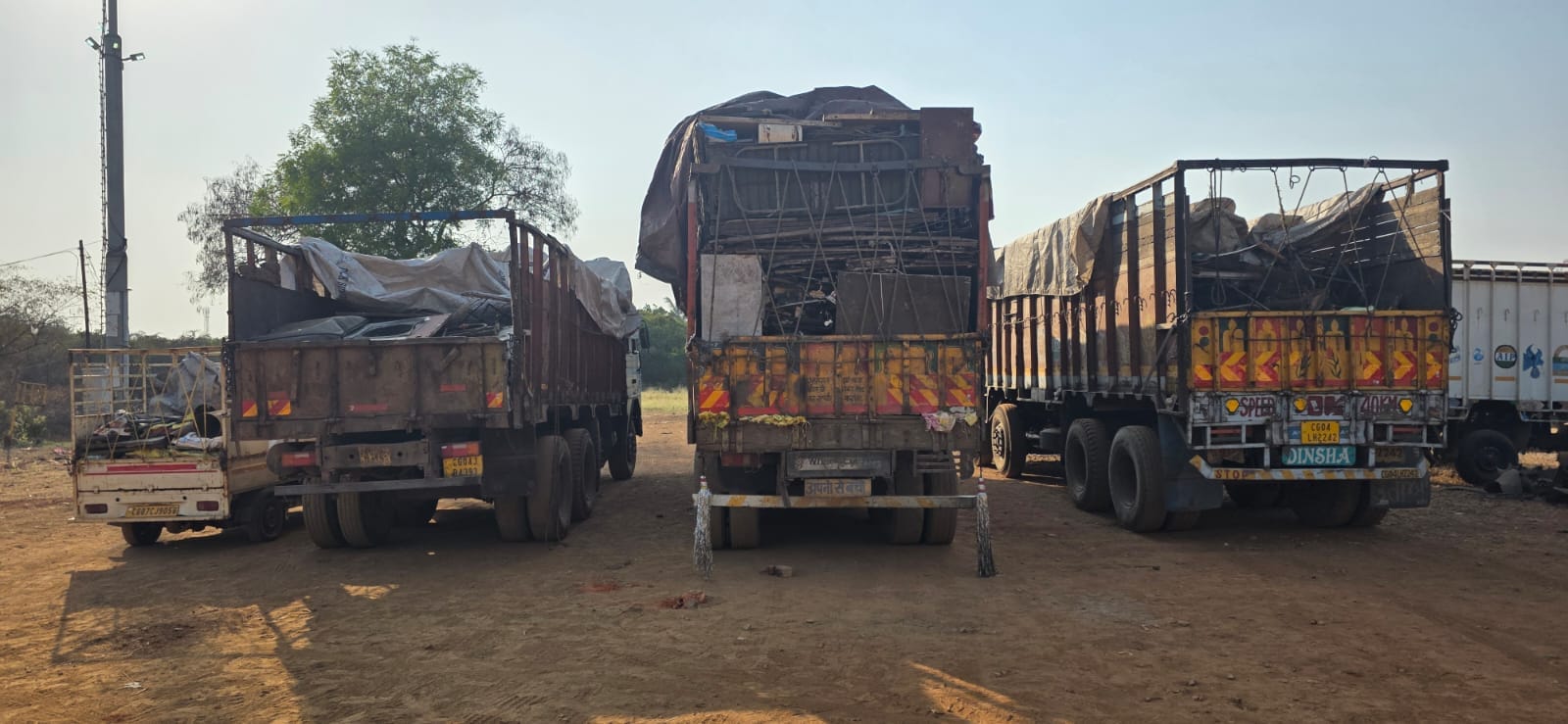 पुलिस ने कबाड़ी गोदाम में एक साथ मारी रेड कार्रवाई