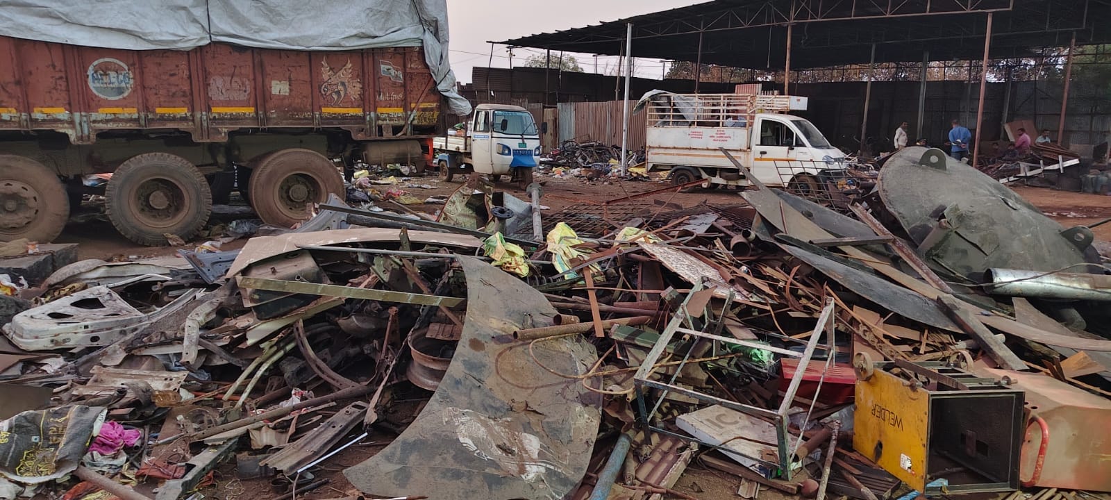 पुलिस ने कबाड़ी गोदाम में एक साथ मारी रेड कार्रवाई