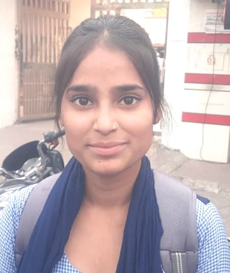 परीक्षा केंद्र से बाहर आते परीक्षार्थी। संवाद परीक्षा केंद्र से बाहर आते परीक्षार्थी। संवाद