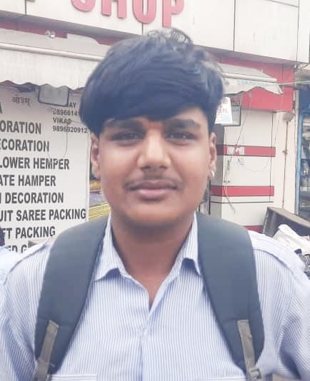 परीक्षा केंद्र से बाहर आते परीक्षार्थी। संवाद परीक्षा केंद्र से बाहर आते परीक्षार्थी। संवाद