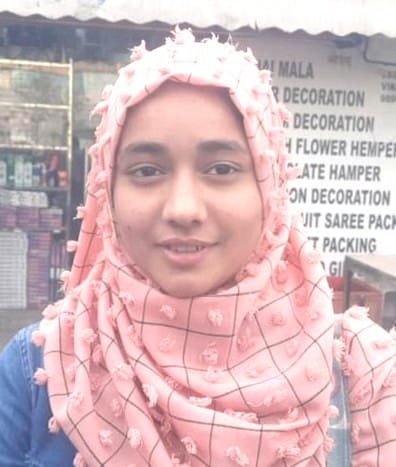 परीक्षा केंद्र से बाहर आते परीक्षार्थी। संवाद परीक्षा केंद्र से बाहर आते परीक्षार्थी। संवाद