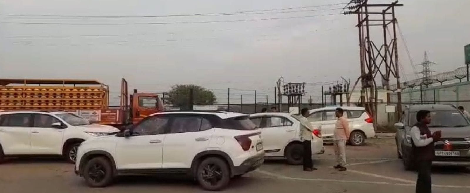 पोस्टमॉर्टम हाउस पर हर्षित मिश्रा के रिश्तेदार। संवाद पोस्टमॉर्टम हाउस पर हर्षित मिश्रा के रिश्तेदार। संवाद