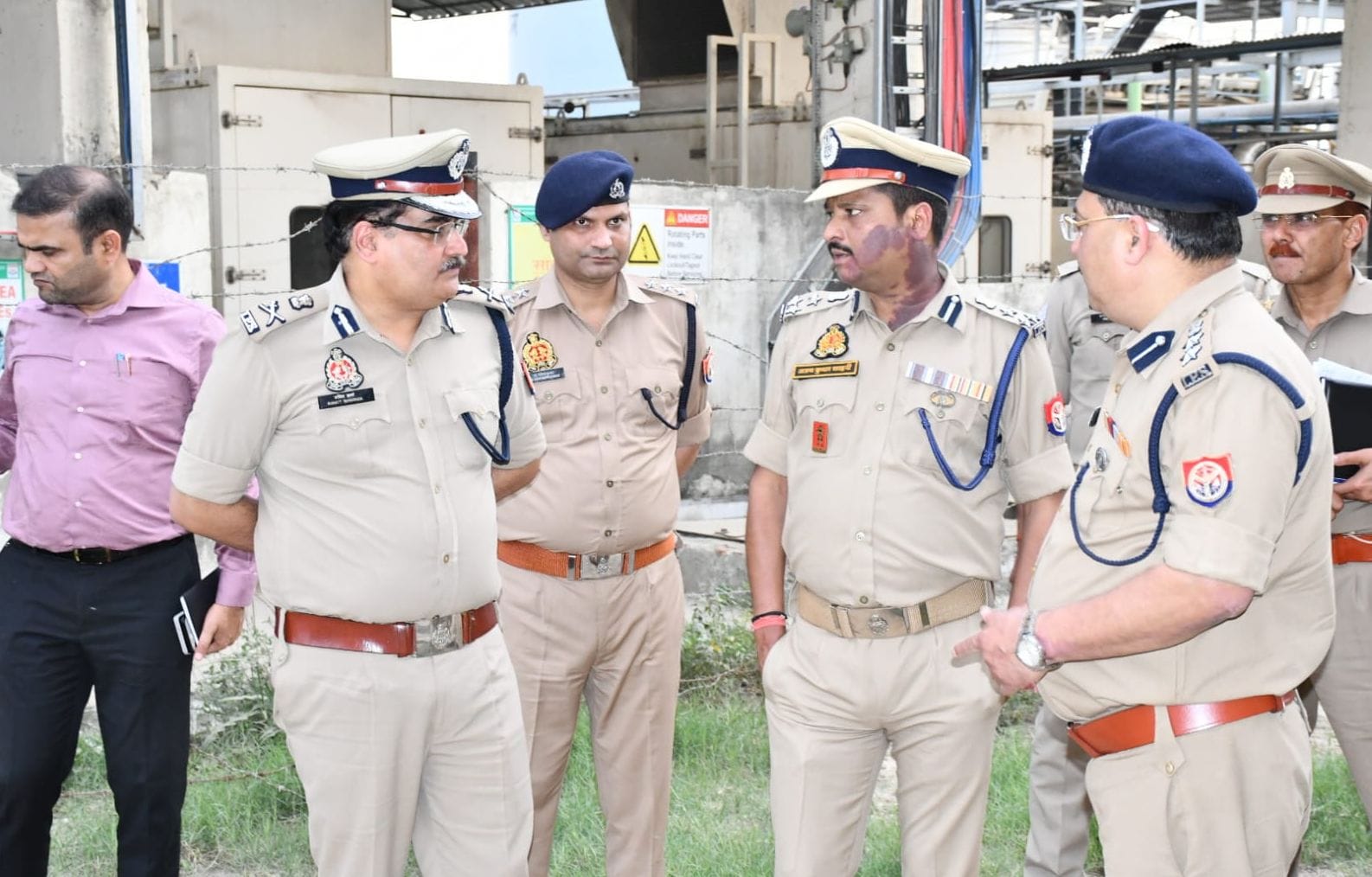 पोस्टमॉर्टम हाउस पर हर्षित मिश्रा के रिश्तेदार। संवाद पोस्टमॉर्टम हाउस पर हर्षित मिश्रा के रिश्तेदार। संवाद