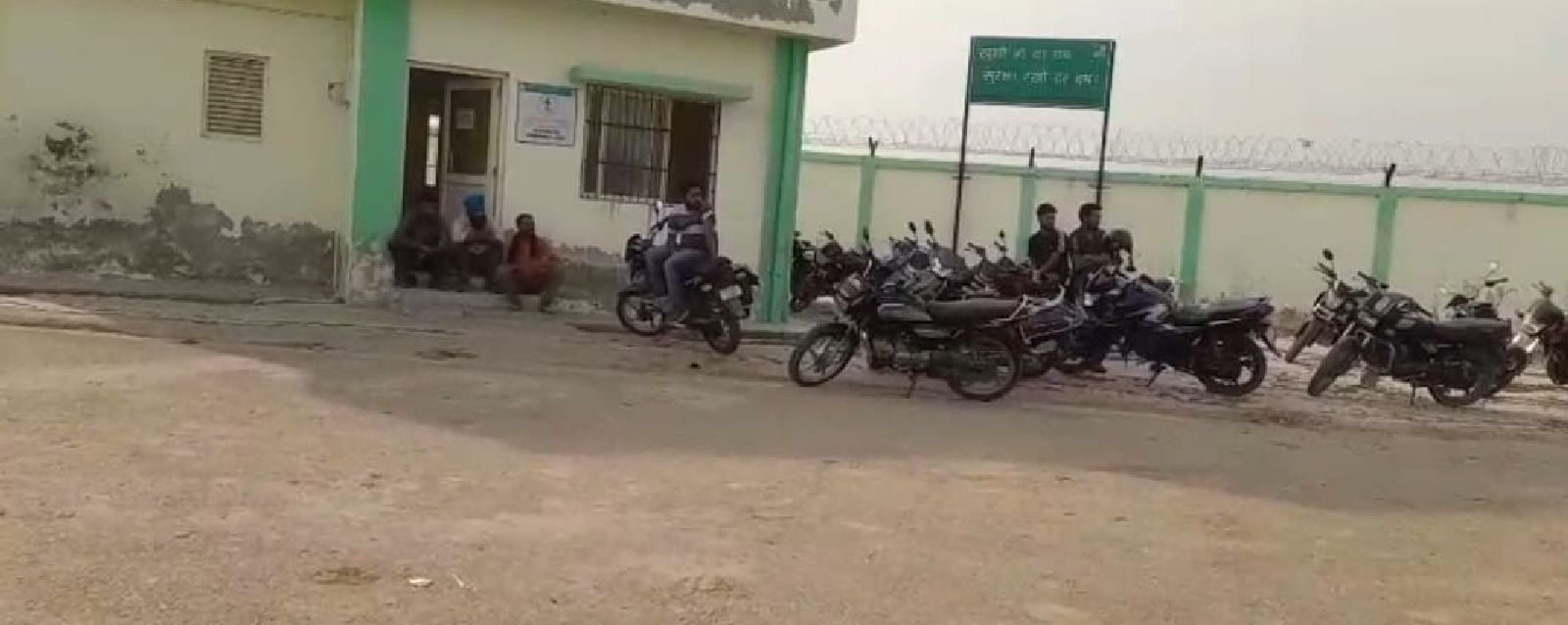 पोस्टमॉर्टम हाउस पर हर्षित मिश्रा के रिश्तेदार। संवाद पोस्टमॉर्टम हाउस पर हर्षित मिश्रा के रिश्तेदार। संवाद