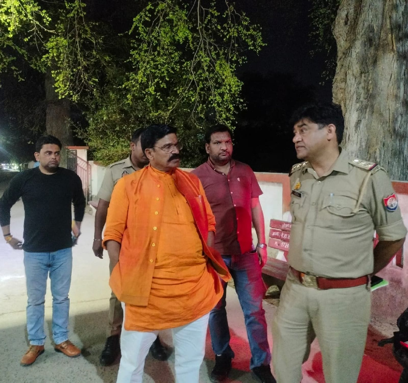 पोस्टमॉर्टम हाउस पर हर्षित मिश्रा के रिश्तेदार। संवाद पोस्टमॉर्टम हाउस पर हर्षित मिश्रा के रिश्तेदार। संवाद