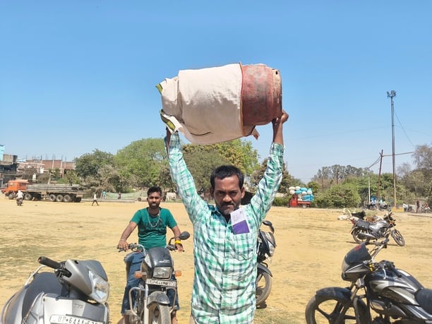रॉबर्ट्सगंज हाइडिल मैदान में गैस सिलेंडर लेते उपभोक्ता। संवाद रॉबर्ट्सगंज हाइडिल मैदान में गैस सिलेंडर लेते उपभोक्ता। संवाद