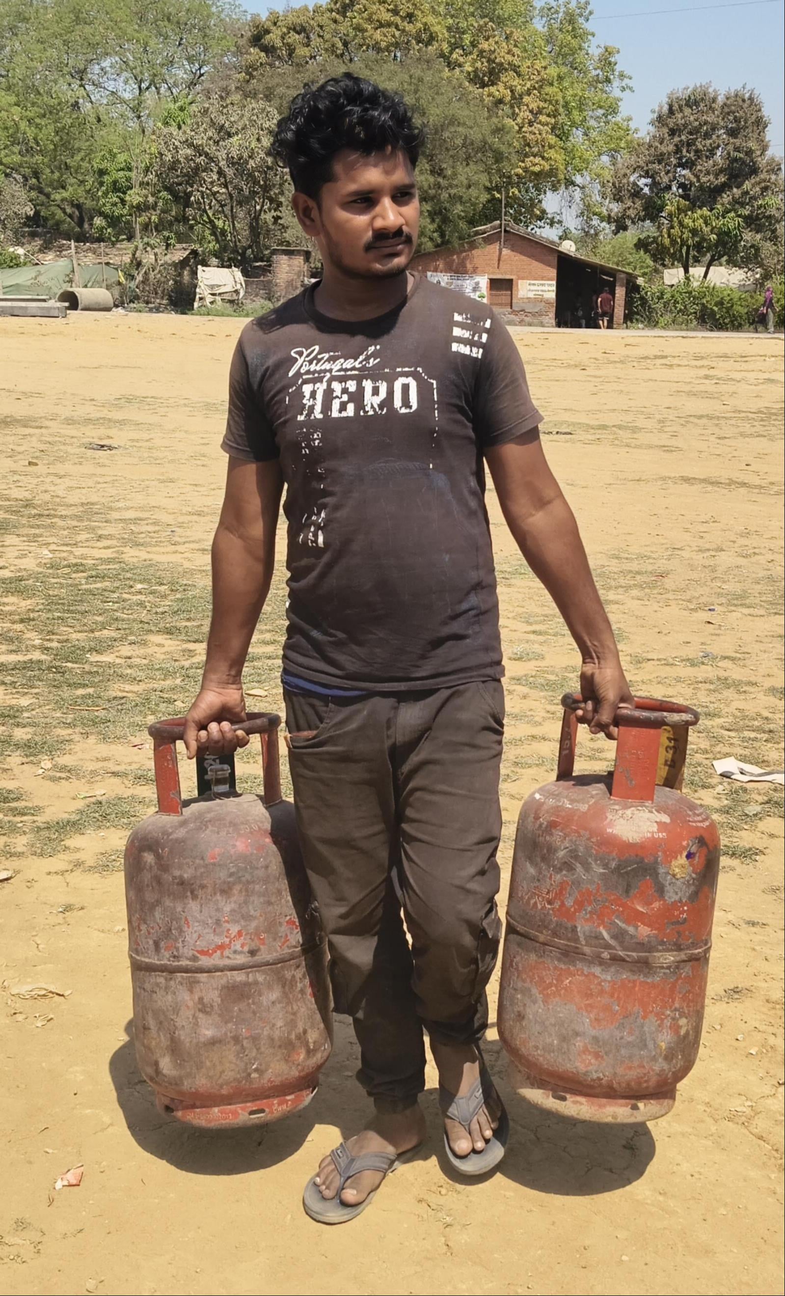 रॉबर्ट्सगंज हाइडिल मैदान में गैस सिलेंडर लेते उपभोक्ता। संवाद रॉबर्ट्सगंज हाइडिल मैदान में गैस सिलेंडर लेते उपभोक्ता। संवाद