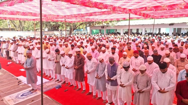 रॉबर्ट्सगंज जामा मस्जिद में अलविदा जुमे की नमाज अदा करते मुस्लिम। संवाद रॉबर्ट्सगंज जामा मस्जिद में अलविदा जुमे की नमाज अदा करते मुस्लिम। संवाद