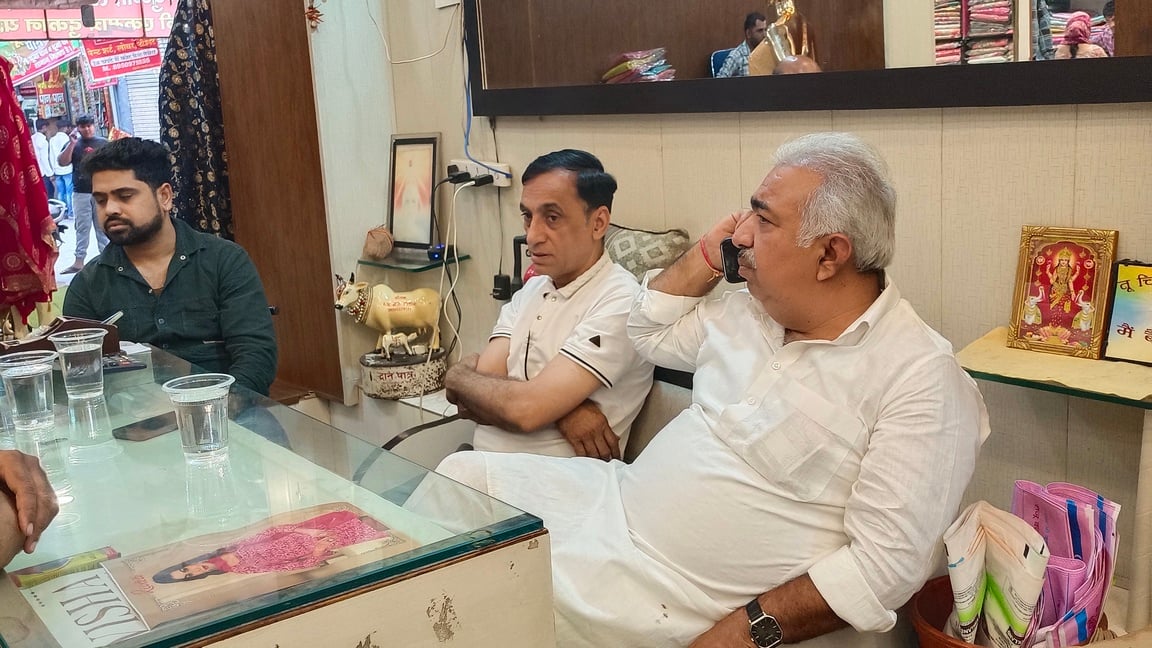 रोहतक रोड स्थित होम्योपैथी क्लिनिक और बैग की दुकान पर चोरी की घटना की जानकारी लेते पुलिसकर्मी। 