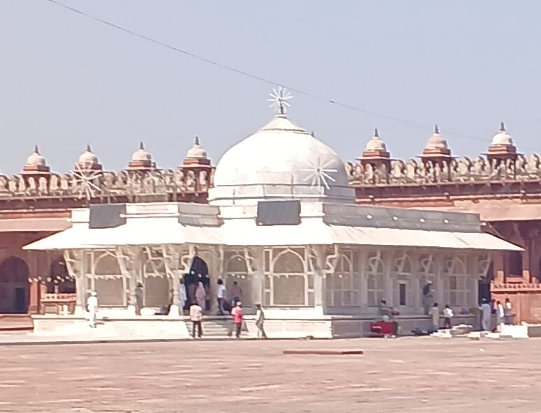 रमजान के 20वें रोजे पर लाल पर्दे से ढका सलीम चिश्ती दरगाह का दरवाजा रमजान के 20वें रोजे पर लाल पर्दे से ढका सलीम चिश्ती दरगाह का दरवाजा