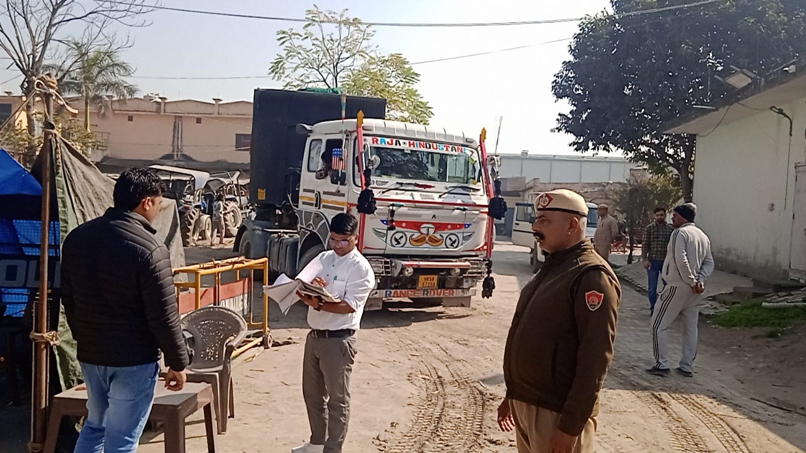 रादौर में ओवरलोड वाहनों के कागजों की जांच करते एसडीएम नरेंद्र कुमार। डीआईपीआरओ रादौर में ओवरलोड वाहनों के कागजों की जांच करते एसडीएम नरेंद्र कुमार। डीआईपीआरओ
