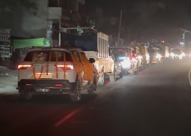सहालग में जाम में फंसी रही 07 से अधिक दूल्हे की गाड़ियां।स्रोत-सोशल मीडिया सहालग में जाम में फंसी रही 07 से अधिक दूल्हे की गाड़ियां।स्रोत-सोशल मीडिया