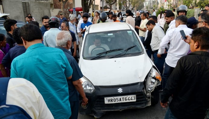 सेक्टर 13 में नशे में धुत कार चालक ने डिवाइडर तोड़ दूसरी दिशा में आकर महिला को मारी टक्कर। घर प