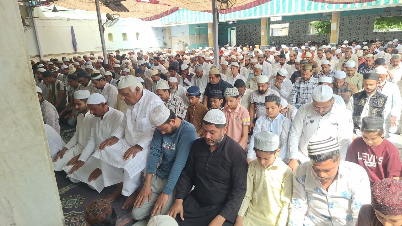 सरूरपुर। कस्बा हर्रा में स्थित मस्जिद में अलविदा जुम्मे नमाज अदा करते रोजदार। संवाद