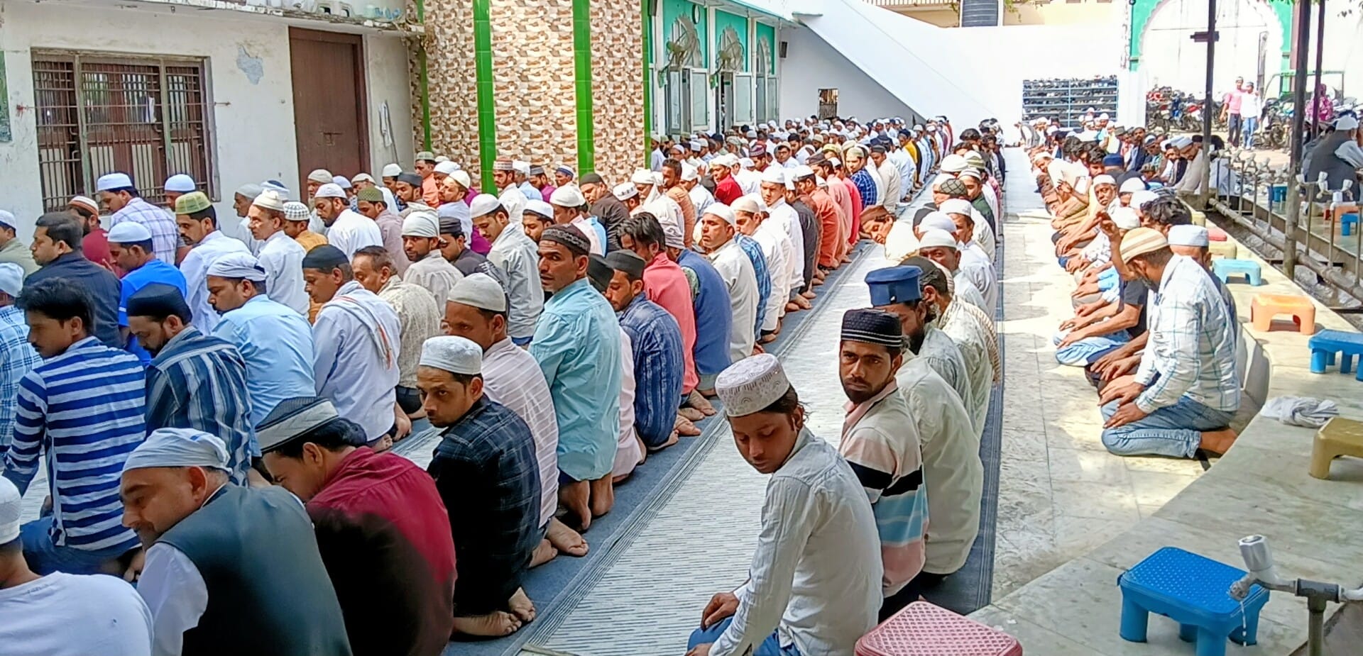 सरूरपुर। कस्बा हर्रा में स्थित मस्जिद में अलविदा जुम्मे नमाज अदा करते रोजदार। संवाद