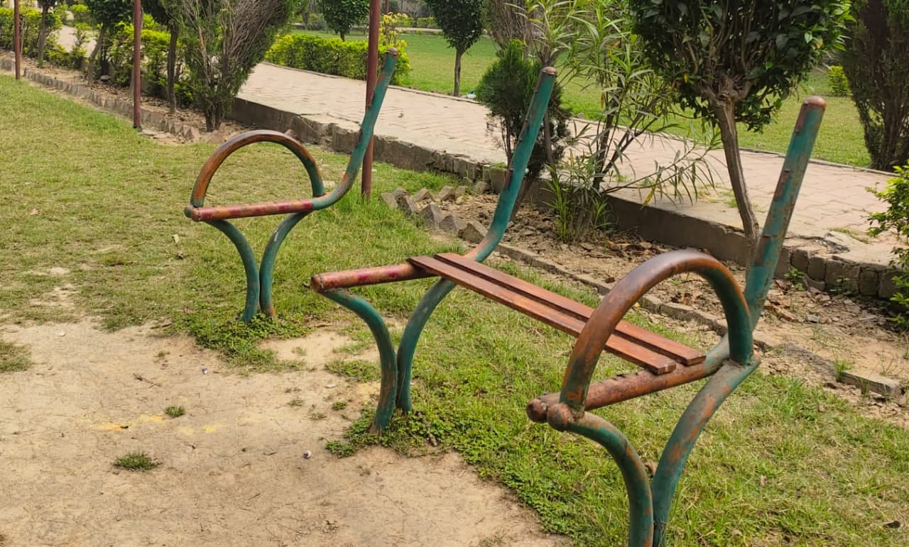 शहीद भगत सिंह पार्क में टूटे झूले। संवाद शहीद भगत सिंह पार्क में टूटे झूले। संवाद