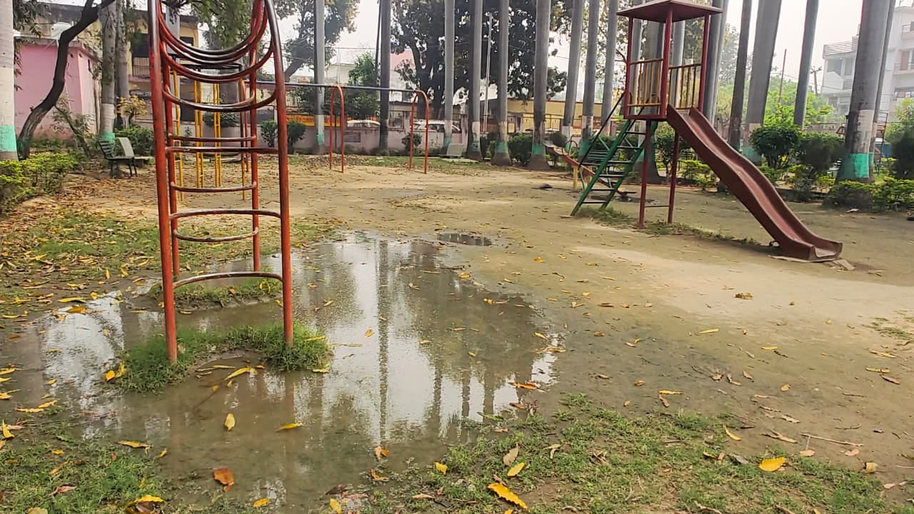 शहीद भगत सिंह पार्क में टूटे झूले। संवाद शहीद भगत सिंह पार्क में टूटे झूले। संवाद