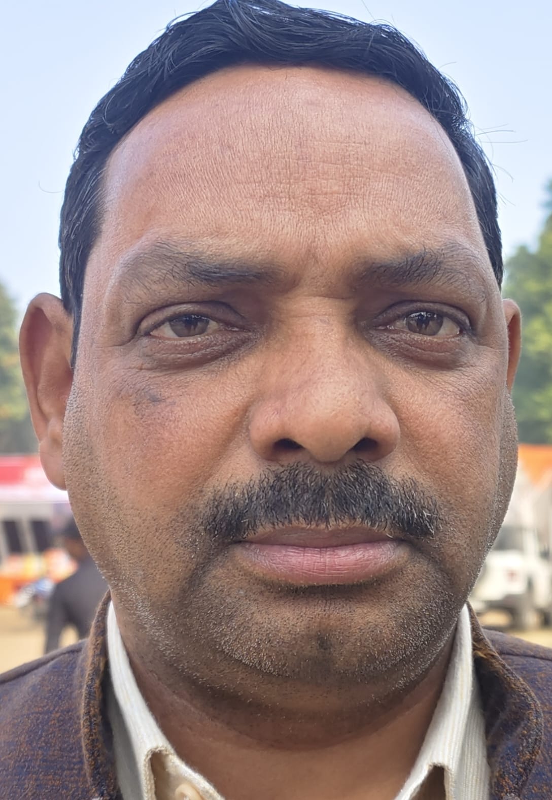 शहीद भगत सिंह पार्क में टूटे झूले। संवाद शहीद भगत सिंह पार्क में टूटे झूले। संवाद