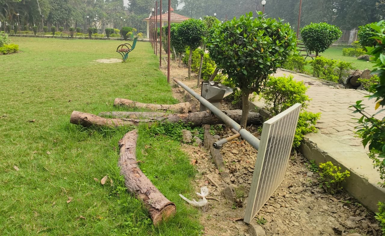 शहीद भगत सिंह पार्क में टूटे झूले। संवाद शहीद भगत सिंह पार्क में टूटे झूले। संवाद