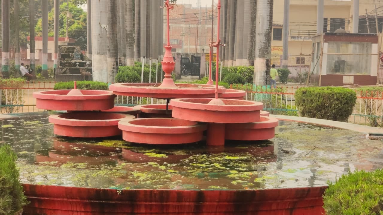 शहीद भगत सिंह पार्क में टूटे झूले। संवाद शहीद भगत सिंह पार्क में टूटे झूले। संवाद