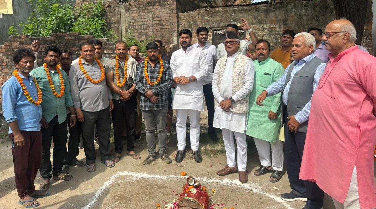 शिलान्यास करते विधायक डॉ. नीरज बोरा। शिलान्यास करते विधायक डॉ. नीरज बोरा।