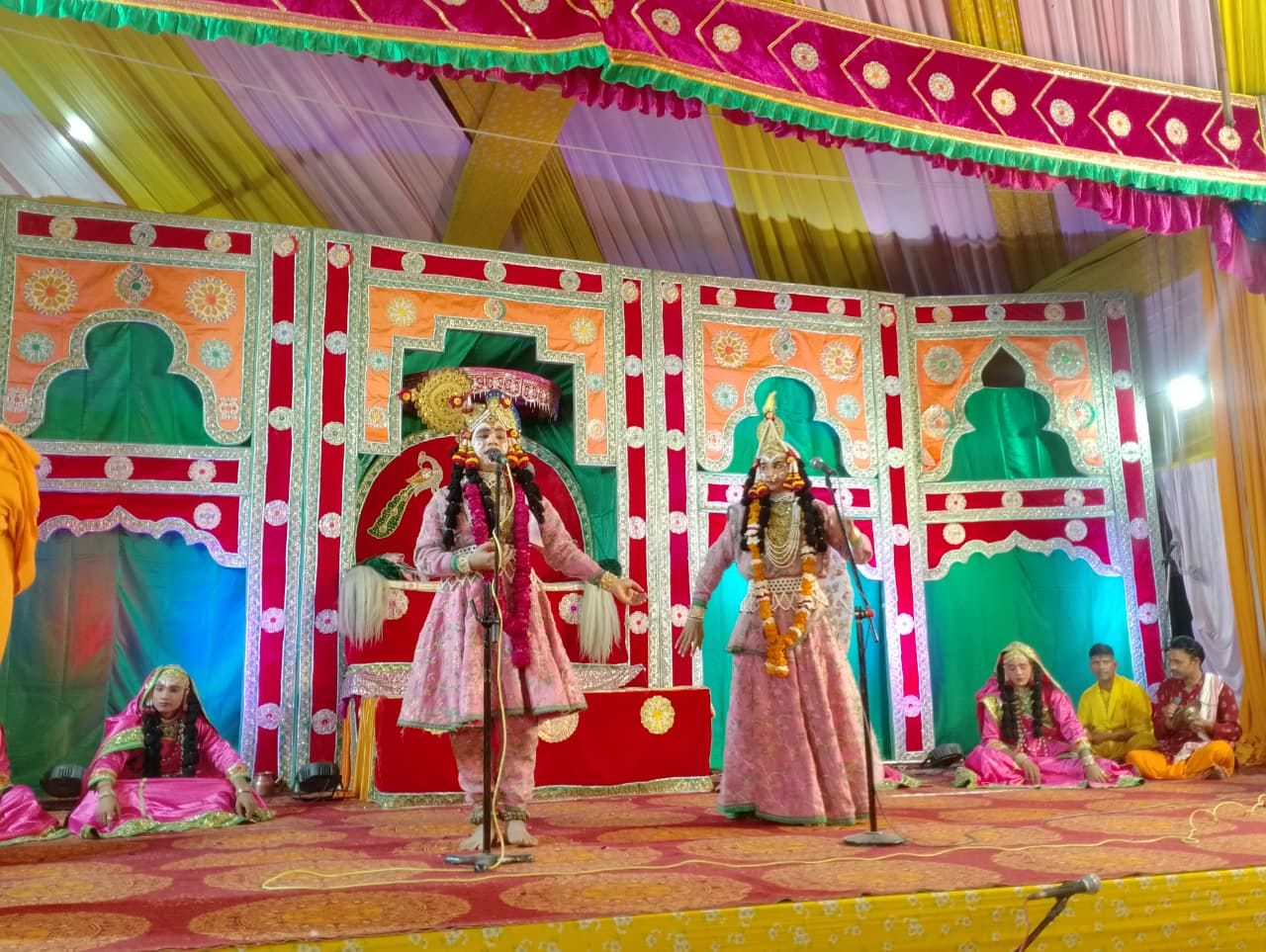 श्री गीता मंदिर में स्वरूपों का पूजन करते हुए। संवाद