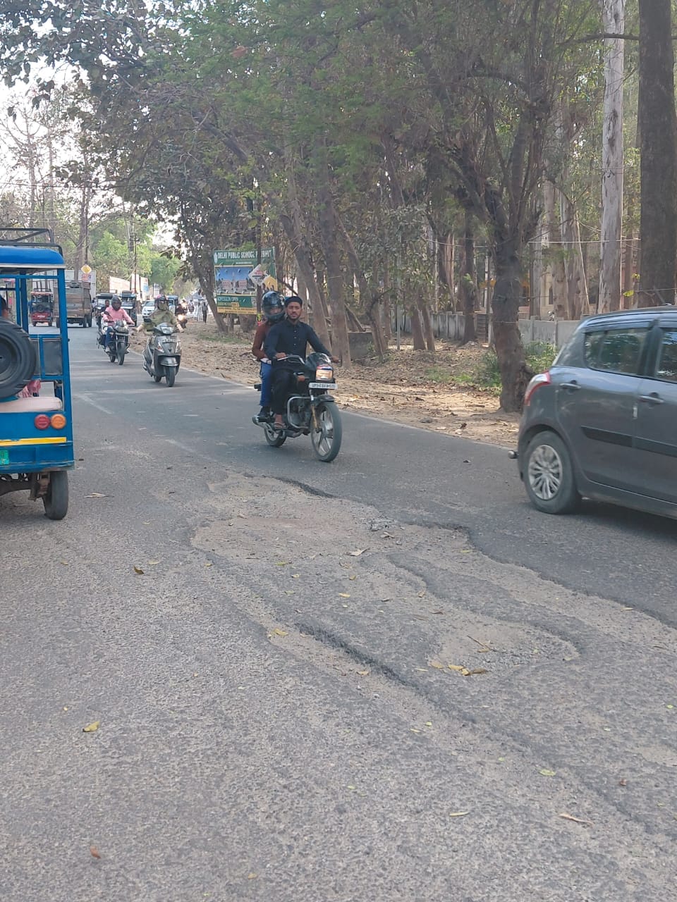 टनकपुर हाईवे पर कचहरी मार्ग के करीब सड़क में पड़े गहरेे गड्ढे। संवाद