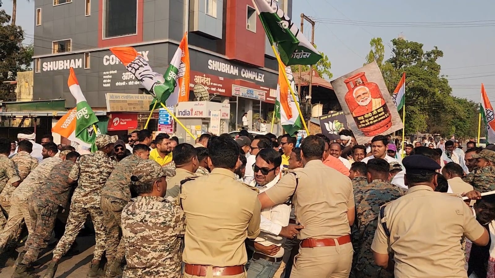 कांग्रेसियों को रोकती पुलिस टीम