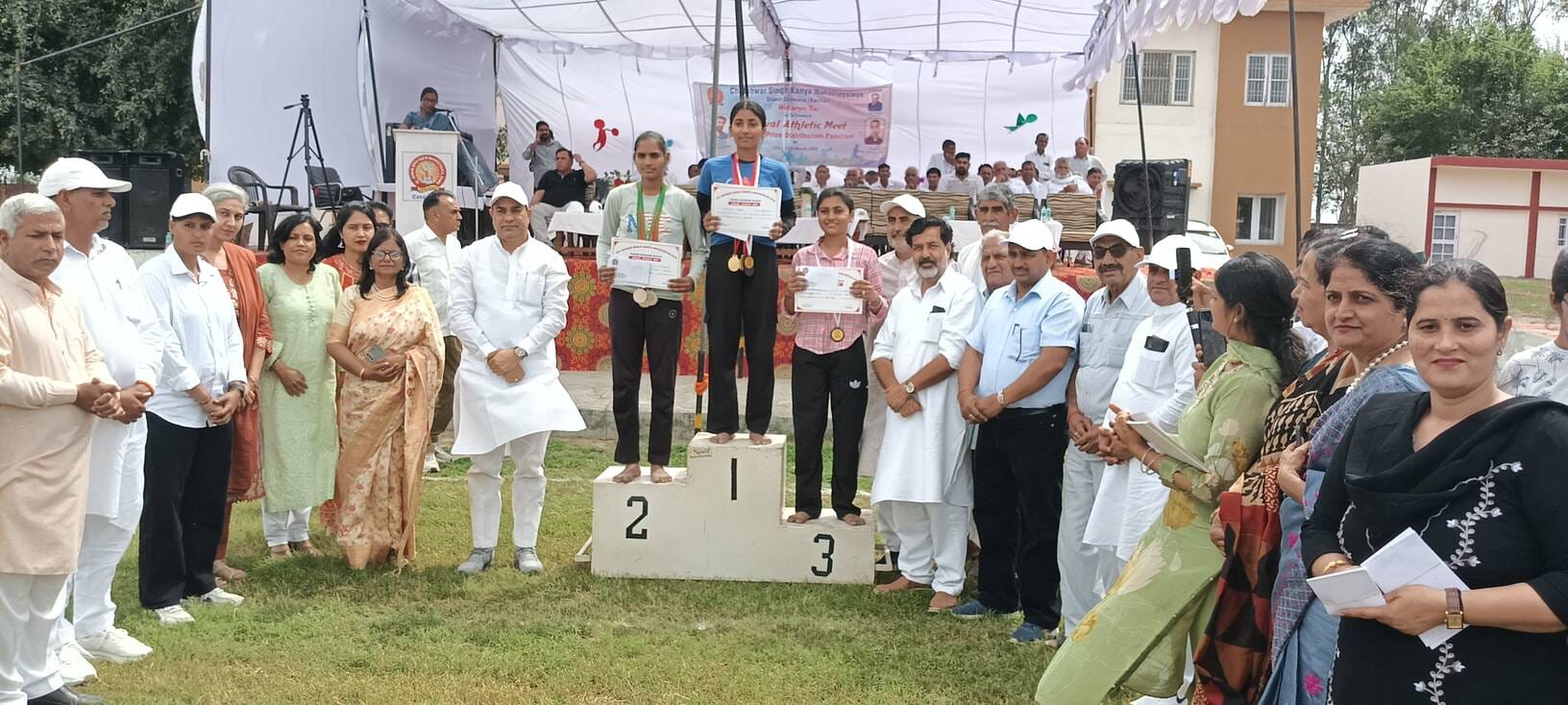 13 ढांड 01 दौड़ में भाग लेते हुए खिलाड़ी 02 विजेताओं को पुरस्कार देते हुए मुख्यातिथि अशोक गुर्ज 13 ढांड 01 दौड़ में भाग लेते हुए खिलाड़ी 02 विजेताओं को पुरस्कार देते हुए मुख्यातिथि अशोक गुर्ज