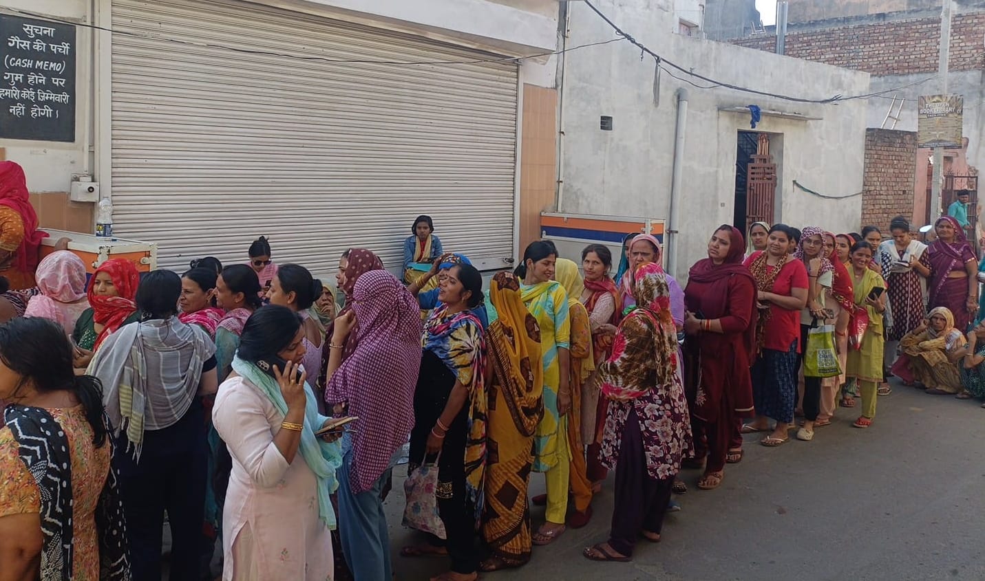 18-संकट ...शहर के शाीला बाईपास पर स्थित गैस एजेंसी पर सिलिंडर की पर्ची कटवाने के लिए लाइन में 