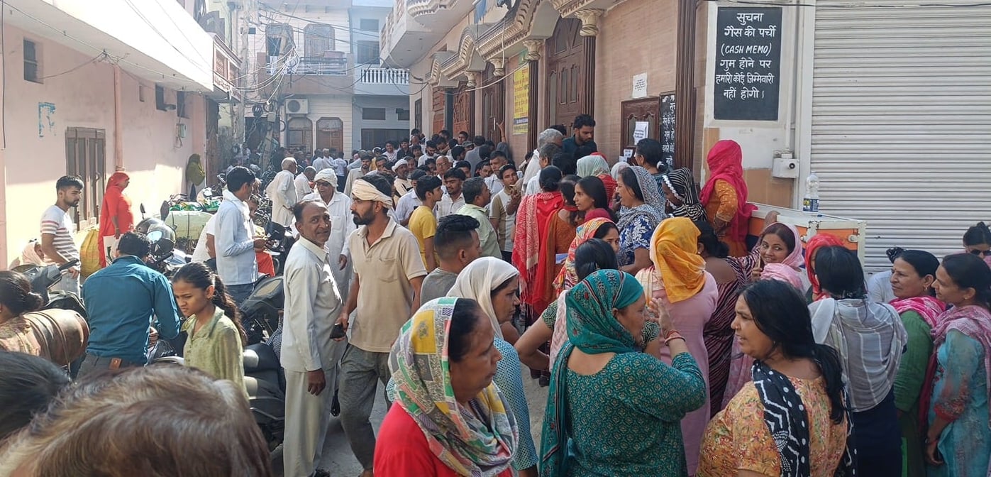 18-संकट ...शहर के शाीला बाईपास पर स्थित गैस एजेंसी पर सिलिंडर की पर्ची कटवाने के लिए लाइन में 