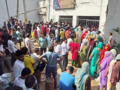 18-संकट ...शहर के शाीला बाईपास पर स्थित गैस एजेंसी पर सिलिंडर की पर्ची कटवाने के लिए लाइन में 