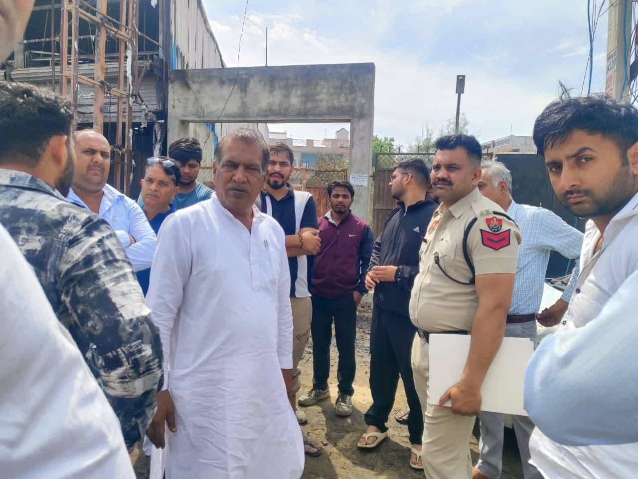 22-रोहतक में तिलियार झील के निकट दिल्ली रोड पर ट्रॉले में लगी आग। संवाद 22-रोहतक में तिलियार झील के निकट दिल्ली रोड पर ट्रॉले में लगी आग। संवाद