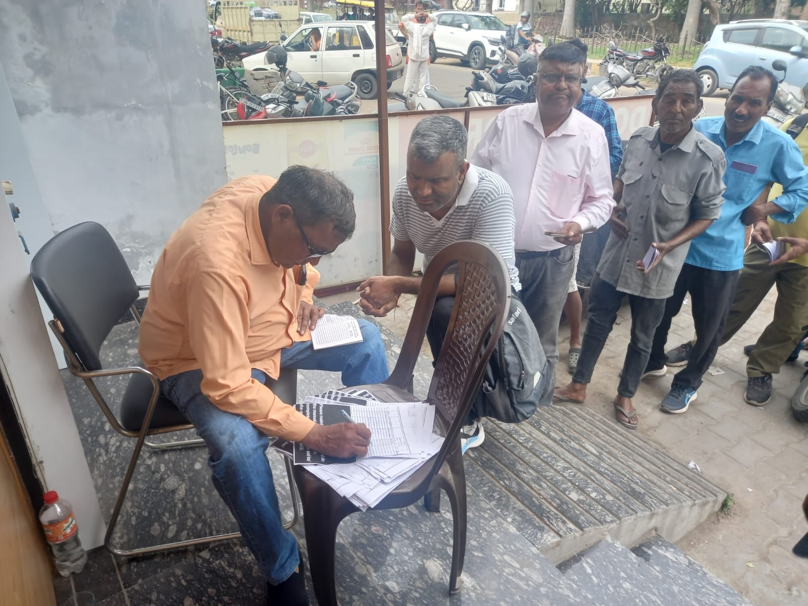 अंबाला छावनी में कपिल गैस एजेंसी के बाहर लगी उपभोक्ताओं की लाइन। संवाद अंबाला छावनी में कपिल गैस एजेंसी के बाहर लगी उपभोक्ताओं की लाइन। संवाद