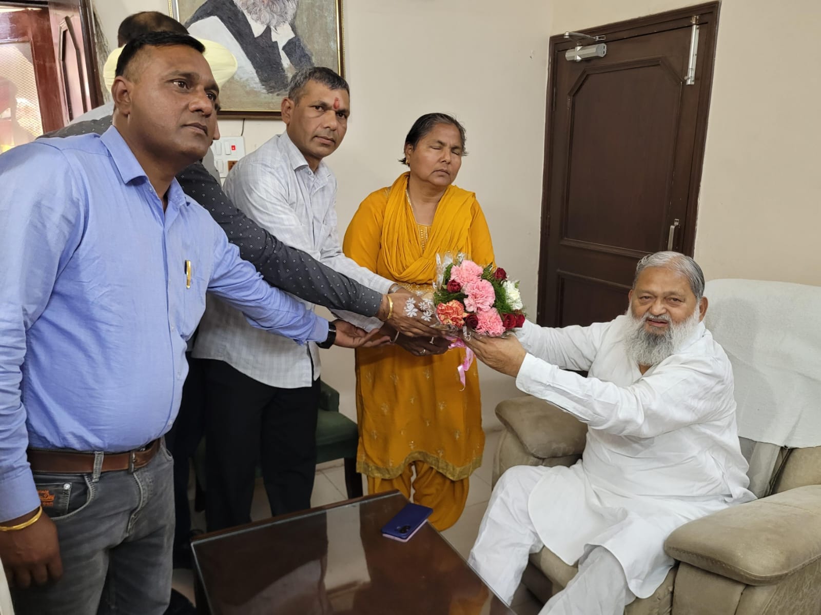 अंबाला छावनी में उर्जा मंत्री अनिल विज का आभार व्यक्त करते सरकारी स्कूल की प्राचार्य व स्टाफ। प