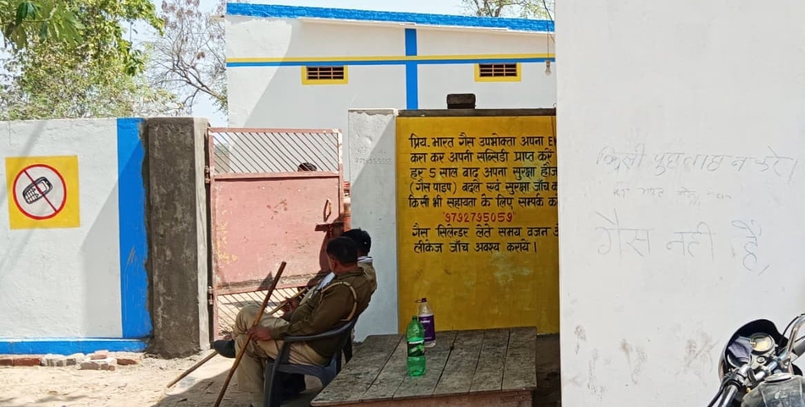 अंबारी के सुदनीपुर गोदाम पर उपभोक्ताओं की लगी लंबी कतार। संवाद अंबारी के सुदनीपुर गोदाम पर उपभोक्ताओं की लगी लंबी कतार। संवाद
