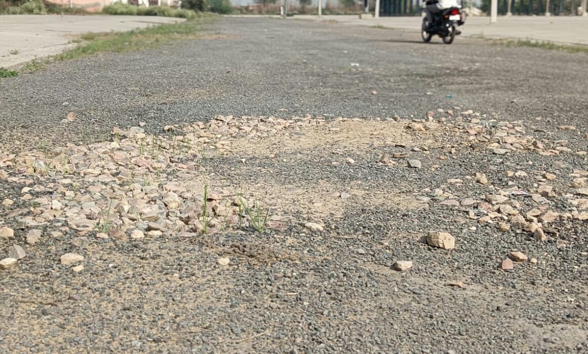 अनाज मंडी में टूटी पड़ी सड़कें। संवाद