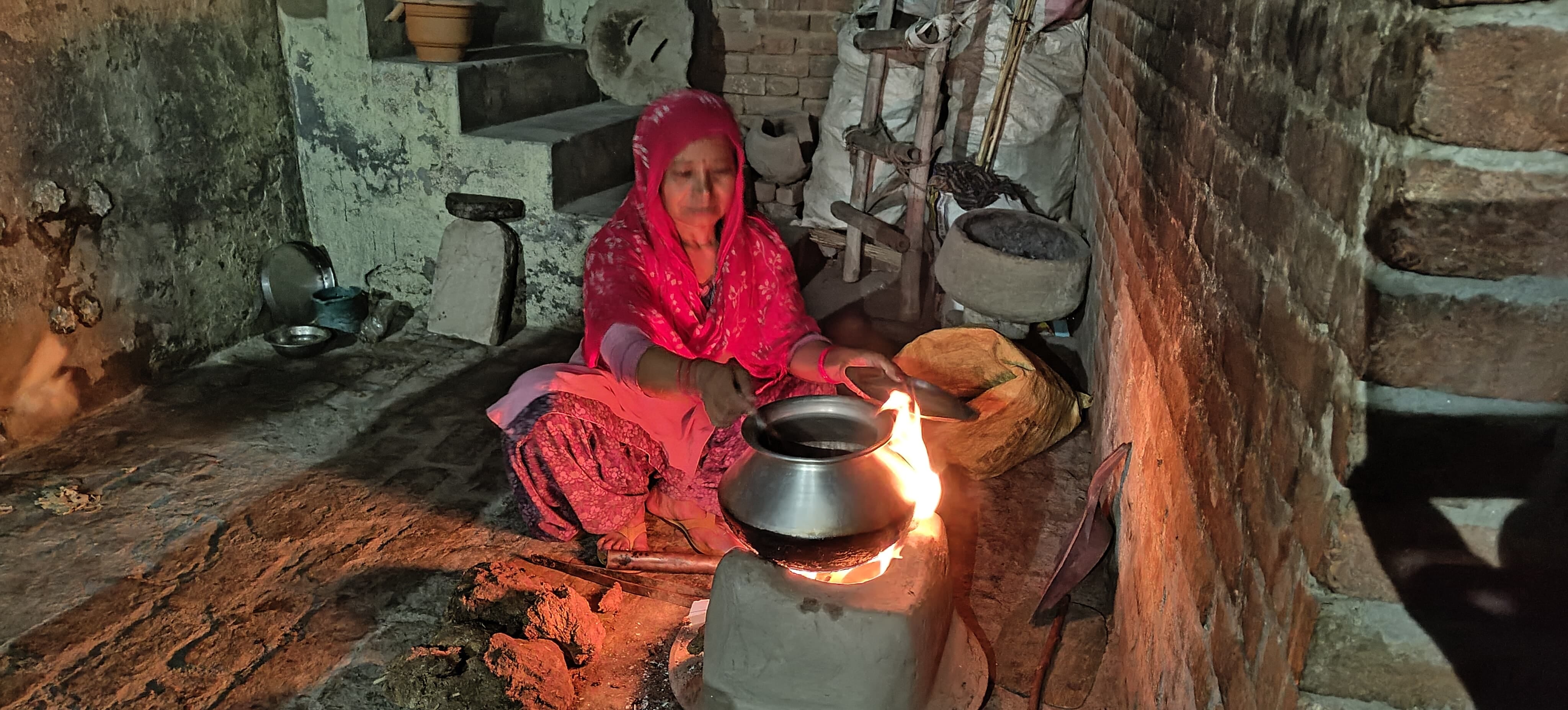 बिडोली में गैस चूल्हे पर खाना बनाते महिला। संवाद बिडोली में गैस चूल्हे पर खाना बनाते महिला। संवाद