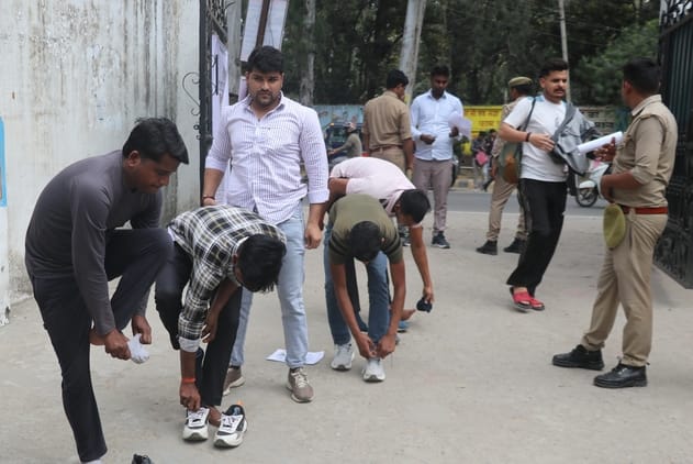 बिजनौर में आरबीडी कॉलेज परीक्षा केंद्र पर एसआई की परीक्षा के लिए लगी परीक्षार्थियों की लाइन। स बिजनौर में आरबीडी कॉलेज परीक्षा केंद्र पर एसआई की परीक्षा के लिए लगी परीक्षार्थियों की लाइन। स